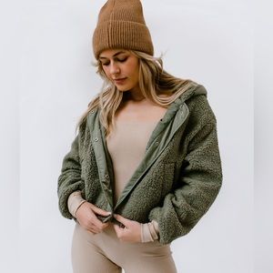 Lightweight cropped fleece jacket